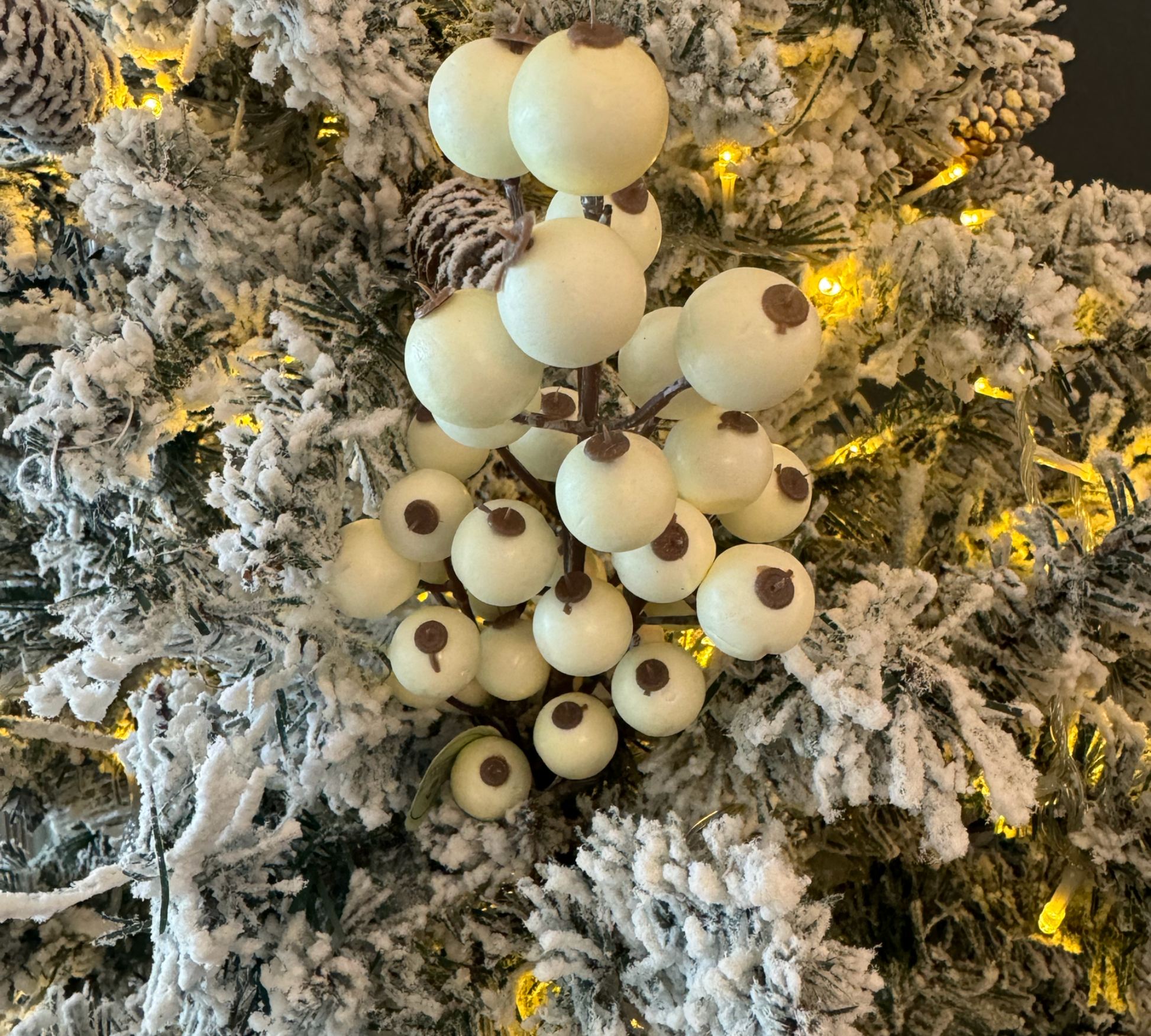 Cream Berry Pick - The Sandy Santa